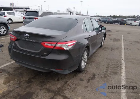2018 Toyota Camry Le z USA, uszkodzony, nr VIN 4T1B11HK4JU574334